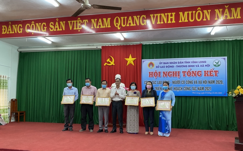 Phó Chủ tịch Thường trực UBND tỉnh- Lê Quang Trung trao bằng khen của UBND tỉnh cho các tập thể, cá nhân hoàn thành xuất sắc nhiệm vụ của ngành trong các năm qua.