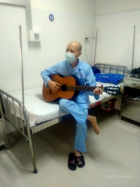 Bệnh nhân 1313 tự sáng tác bài hát cảm ơn các y- bác sĩ Bệnh viện Lao và Bệnh phổi tỉnh trong thời gian điều trị COVID-19.