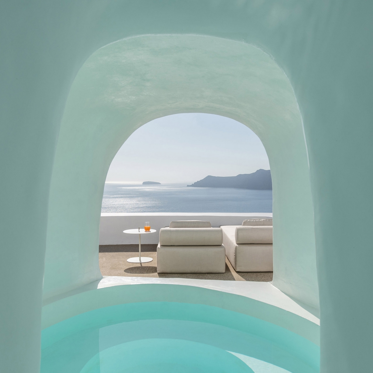 Khách sạn Saint ở Hy Lạp bởi kiến trúc sư Kapsimalis. Ông đã đào một ngọn núi đá ở Santorini để xây dựng một khách sạn độc đáo với tầm nhìn ra biển. 