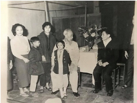 Chủ tịch Hồ Chí Minh thăm và chúc tết gia đình ông Trần Văn Dung- Việt kiều Thái Lan mới về nước, ngày 14/2/1961 (đêm giao thừa Tết Nguyên đán Tân Sửu). Ảnh: Tư liệu lịch sử