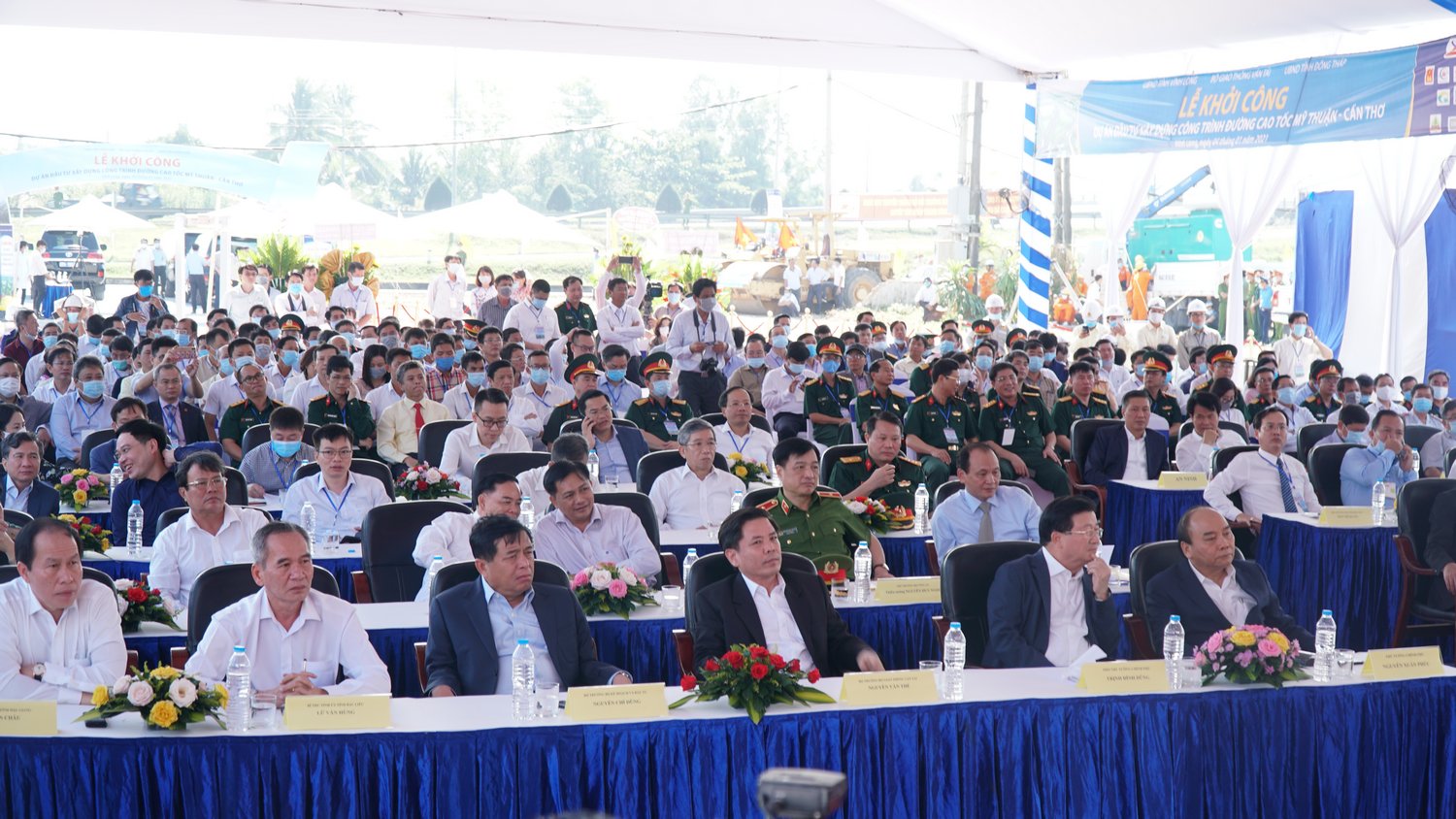 Tham gia buổi lễ khởi công còn có Phó Thủ tướng Thường trực Chính phủ Trương Hòa Bình và Phó Thủ tướng Trịnh Đình Dũng, lãnh đạo nhiều bộ ngành Trung ương và địa phương vùng ĐBSCL.
