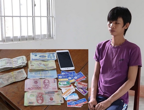 Bị can Nguyễn Văn Đủ (ảnh lớn) cùng tang vật là tiền, thẻ cào và điện thoại di động lấy trộm được (ảnh nhỏ).