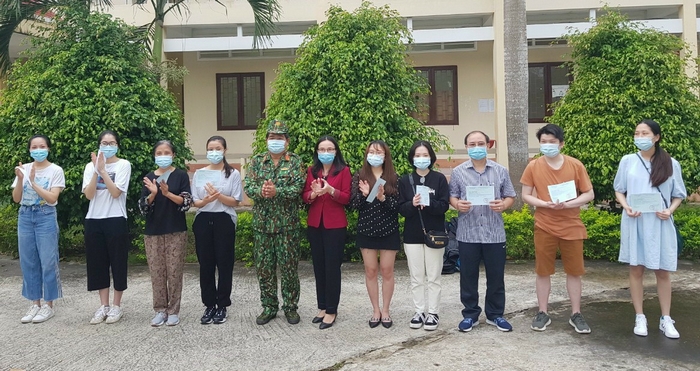 TS. BS Hồ Thị Thu Hằng- Phó Giám đốc Sở Y tế tỉnh Vĩnh Long trao giấy chứng nhận hoàn thành cách ly cho các công dân về từ Anh.