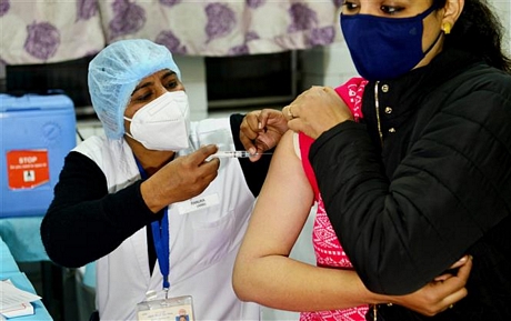 Nhân viên y tế tiêm vaccine phòng COVID-19 cho người dân tại Hyderabad, Ấn Độ, ngày 2/1/2021. Ảnh: THX/ TTXVN