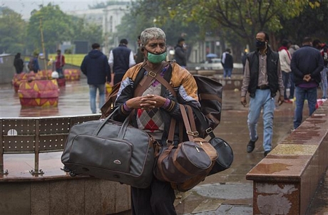 Người dân đeo khẩu trang phòng lây nhiễm COVID-19 tại New Delhi, Ấn Độ, ngày 3/1/2021. Ảnh: THX/ TTXVN
