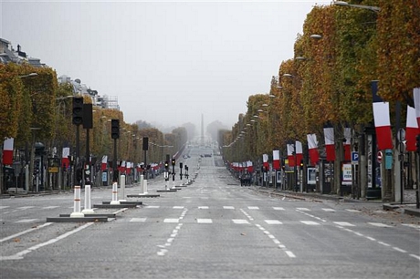Cảnh vắng vẻ tại một tuyến phố ở Paris, Pháp trong bối cảnh các biện pháp hạn chế được áp dụng nhằm ngăn chặn sự lây lan của dịch COVID-19 ngày 11/11/2020. Ảnh: AFP/TTXVN