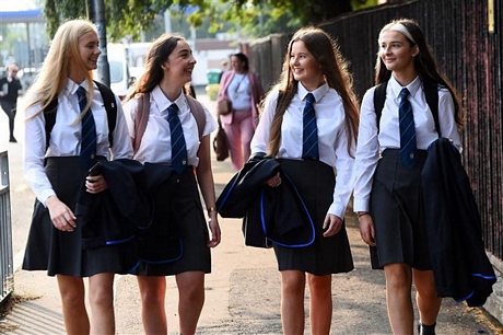 Học sinh bắt đầu đi học trở lại sau một thời gian nghỉ do dịch COVID-19 tại Glasgow, Scotland của Anh, ngày 12/8/2020. Ảnh: AFP/TTXVN