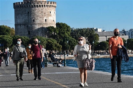 Người dân đeo khẩu trang phòng dịch COVID-19 tại Thessaloniki, Hy Lạp. Ảnh: AFP/TTXVN