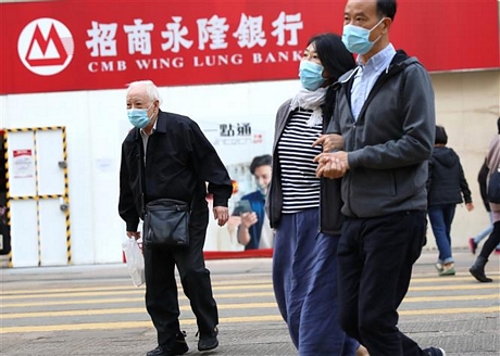 Người dân đeo khẩu trang phòng lây nhiễm COVID-19 tại Hong Kong, Trung Quốc, ngày 19/12/2020. Ảnh: THX/TTXVN