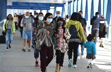 Người dân đeo khẩu trang phòng dịch COVID-19 tại Hong Kong, Trung Quốc ngày 29/12/2020. Ảnh: THX/TTXVN