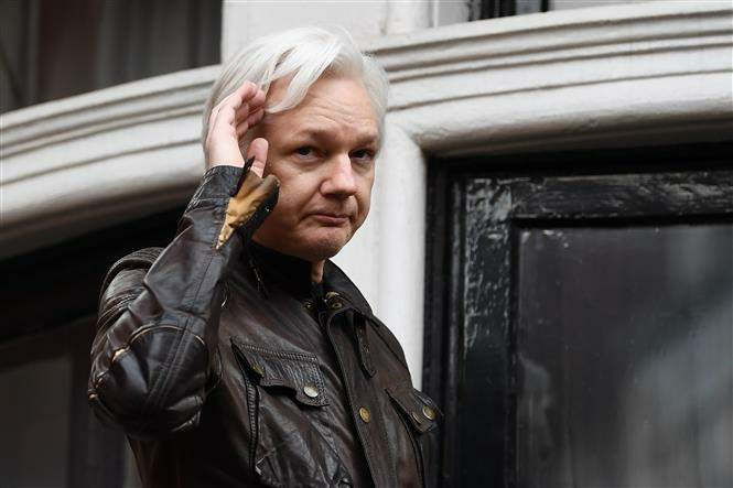  Nhà sáng lập WikiLeaks, ông Julian Assange tại Đại sứ quán Ecuador ở London, Anh ngày 19/5/2017. Ảnh: AFP/TTXVN