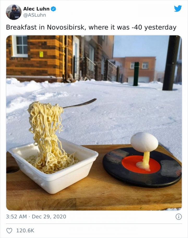 Người đàn ông dại dột ăn sáng ngoài trời ở vùng Novosibirisk khi nhiêt độ xuống dưới -40 độ. Mỳ tôm đông cứng và trứng gà đập ra là hoá thành băng.