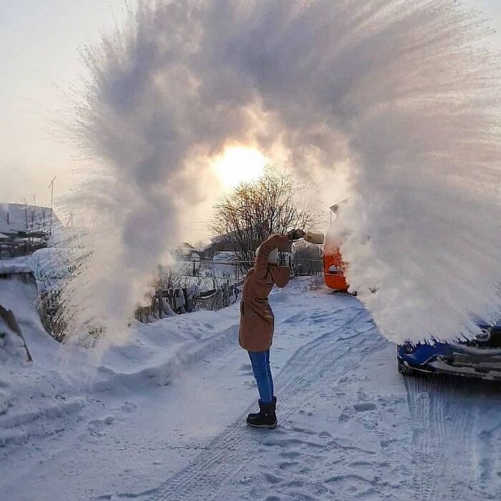 Hình ảnh tuyệt đẹp khi cô gái đổ nước nóng giữa tiết trời lạnh giá.