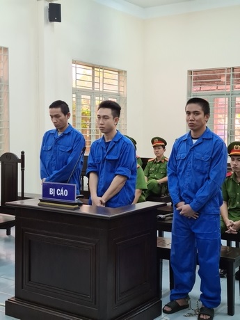 Các bị cáo Toàn, Hiếu, Bảo (từ phải sang) tại phiên tòa sơ thẩm.