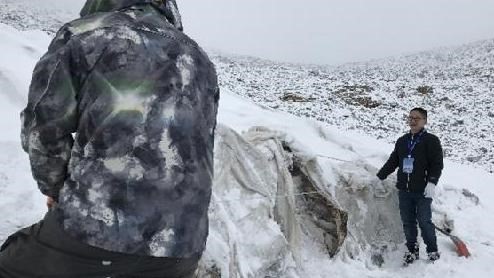 Các nhà khoa học tiến hành phủ những tấm chăn từ vải địa kỹ thuật lên đoạn sông băng. (Nguồn: thetimes.co.uk)