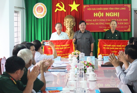 Bí thư Tỉnh ủy- Trần Văn Rón trao cờ thi đua của Trung ương hội cho các đơn vị xuất sắc.
