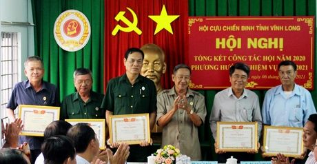 Thiếu tướng Đoàn Văn Thắng- Chủ tịch Hội CCB tỉnh trao bằng khen của Trung ương hội và Tỉnh hội cho các tập thể xuất sắc.
