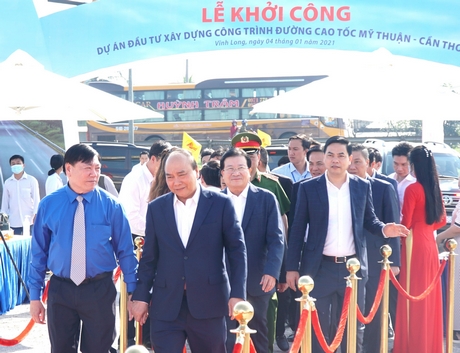 Thủ tướng Chính phủ Nguyễn Xuân Phúc cùng lãnh đạo bộ, ngành Trung ương, địa phương tại lễ khởi công cao tốc Mỹ Thuận- Cần Thơ.