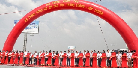 Đoàn công tác của Chính phủ cắt băng thông tuyến kỹ thuật dự án cao tốc Trung Lương- Mỹ Thuận.