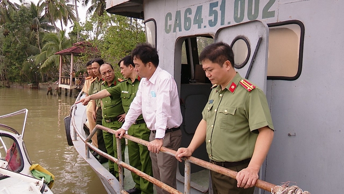 Chủ tịch UBND tỉnh- Lữ Quang Ngời và lãnh đạo Công an tỉnh đến hiện trường chỉ đạo công tác tìm kiếm và điều tra nguyên nhân vụ tai nạn vào sáng 6/1.