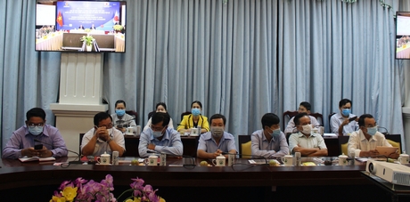 Điểm cầu chính của hội thảo tại Hà Nội và được truyền trực tuyến với điểm cầu tại Nhật Bản và các tỉnh- thành ở Việt Nam. Trong ảnh: Các đại biểu tham dự hội thảo trực tuyến tại điểm cầu Vĩnh Long.