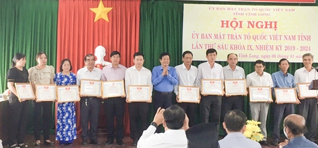 Phó Bí thư Thường trực Tỉnh ủy- Bùi Văn Nghiêm trao bằng khen của UBMTTQ Việt Nam tỉnh cho các tập thể hoàn thành tốt công tác mặt trận năm 2020.