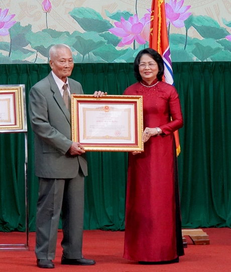 Phó Chủ tịch nước- Đặng Thị Ngọc Thịnh trao danh hiệu Anh hùng Lao động thời kỳ đổi mới cho ông Ngô Ngọc Bỉnh (ảnh: TẤN ANH)
