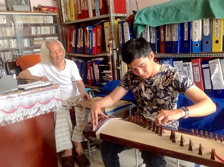 Nhạc sư Nguyễn Vĩnh Bảo là bậc đại thụ mà các thế hệ yêu nhạc dân tộc kính trọng. Trong ảnh: Anh Trương Tài Linh đến chúc tết và đàn cho nhạc sư nghe. Ảnh của Trương Tài Linh