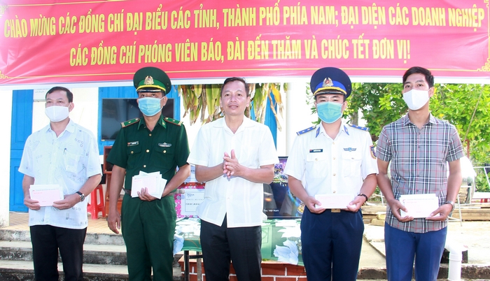 Trưởng Ban Tuyên giáo Tỉnh ủy Vĩnh Long- Nguyễn Hiếu Nghĩa tặng quà cho đại diện các đơn vị đóng quân trên đảo Thổ Chu và chính quyền địa phương.