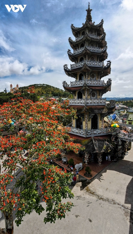 Chùa sở hữu tòa Linh Tháp, được ghi nhận là tháp chuông cao nhất Việt Nam vào năm 2008 bởi Trung tâm sách kỷ lục Việt Nam.