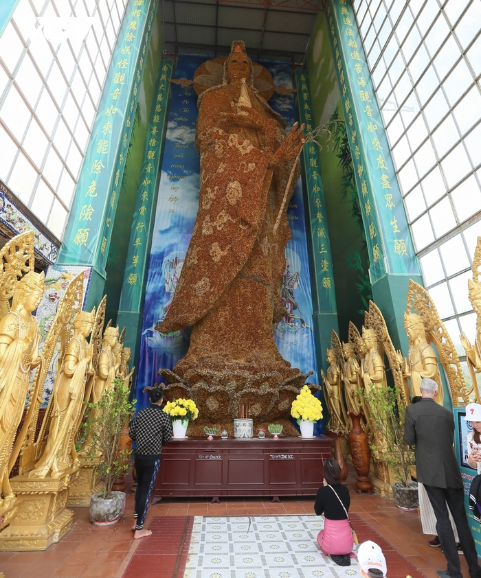 Chùa nổi tiếng với tượng Bồ tát Quán Thế Âm làm bằng 650.000 bông hoa bất tử. Tượng cao 17m, nặng 3 tấn, bởi 30 nghệ nhân, 600 Phật tử trong 36 ngày. Bức tượng này được chứng nhận là kỷ lục thế giới bởi Liên minh Kỷ lục Thế giới (World Record Union) vào năm 2017.