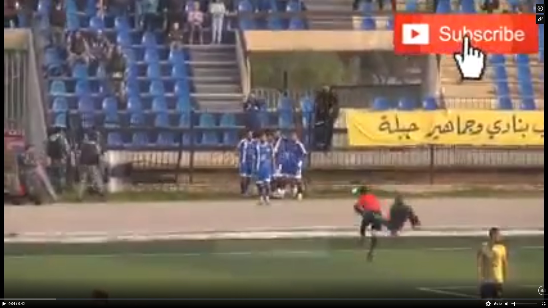 Đội nhà vừa ghi bàn, CĐV đã lao vào sân đá song phi vào lưng trọng tài Muhammad Al-Abdullah - Nguồn: Syrian Premier League