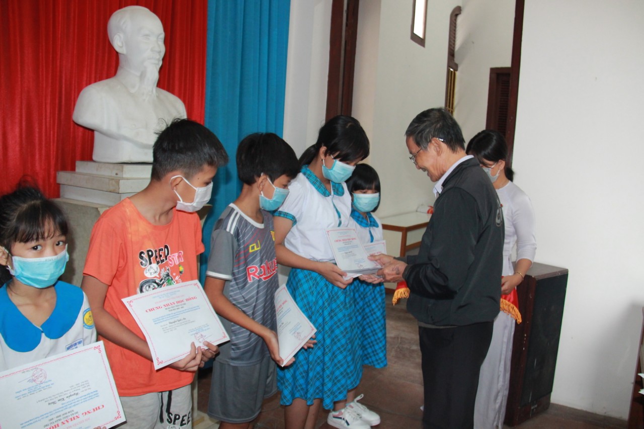 Những suất học bổng của Công ty TNHH Phát triển Phú Mý Hưng nhằm hỗ trợ học sinh lớp 12 có hoàn cảnh khó khăn yên tâm ôn thi tốt nghiệp.