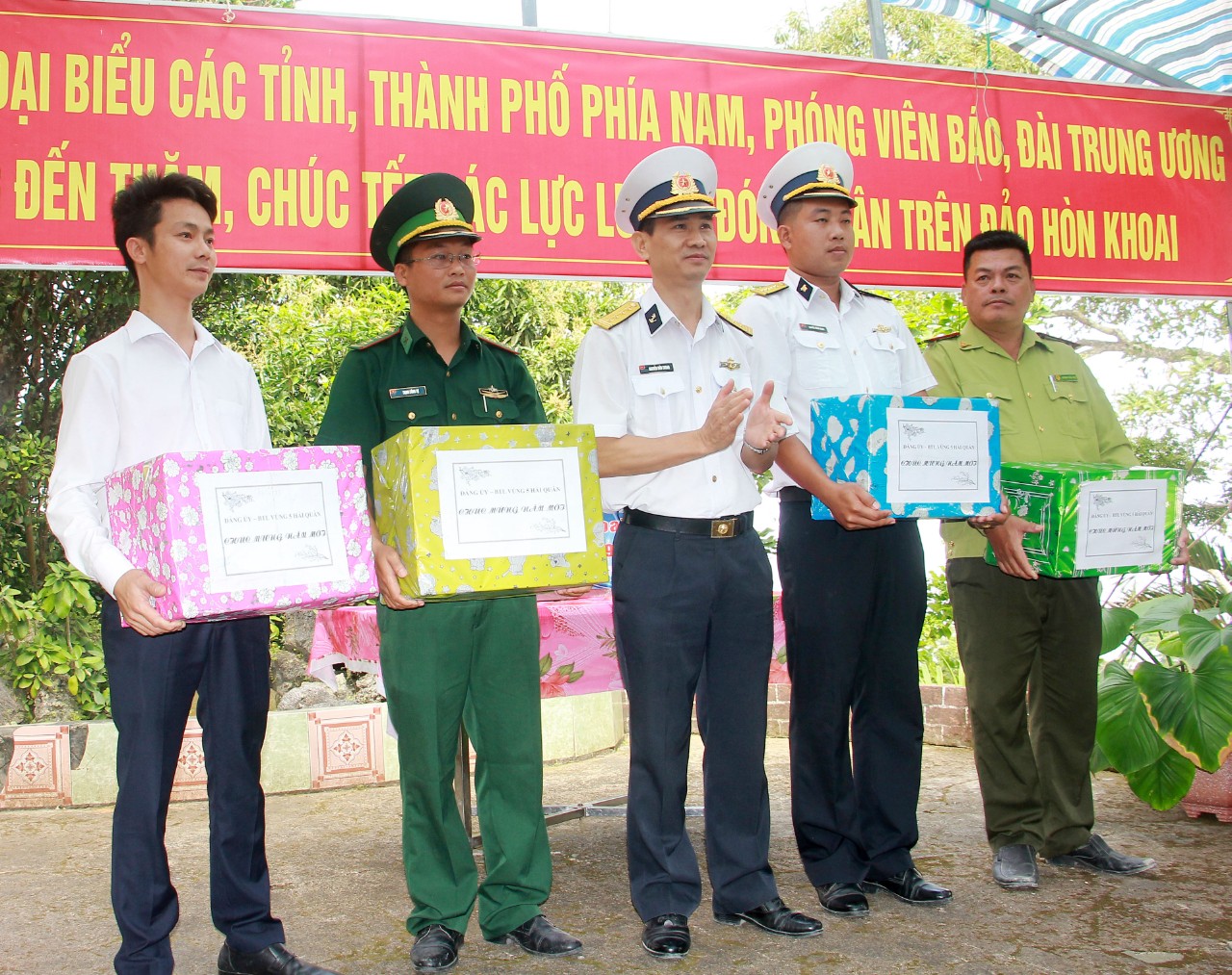 Đại tá Nguyễn Hữu Thoan- Phó Chính ủy Bộ Tư lệnh Vùng 5 Hải quân, Trưởng đoàn công tác tặng quà tết cho các đơn vị đóng quân trên đảo Hòn Khoai. 