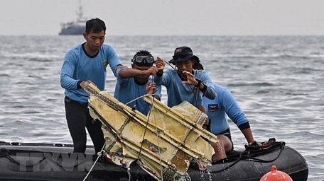 Lực lượng cứu hộ Indonesia tìm thấy mảnh vỡ của chiếc máy bay gặp nạn tại khu vực gần đảo Lancang, ngày 10/1/2021. (Ảnh: AFP/TTXVN)