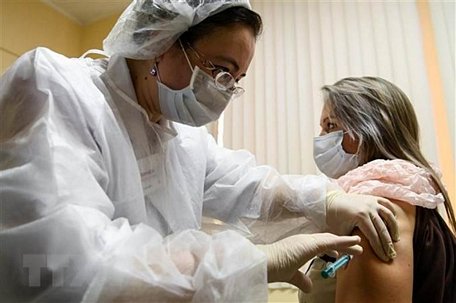 Nhân viên y tế tiêm vắcxin Sputnik-V phòng COVID-19 cho người dân tại Moskva, Nga. (Ảnh: AFP/ TTXVN)