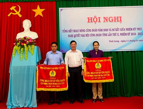 Bí thư Tỉnh ủy- Trần Văn Rón trao cờ thi đua của Tổng Liên đoàn Lao động Việt Nam cho công đoàn cơ sở vững mạnh có phong trào thi đua xuất sắc năm học 2019- 2020