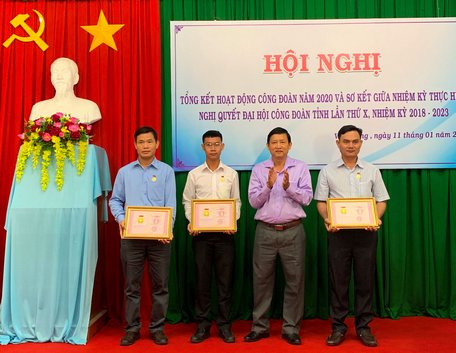 Ông Hồ Văn Huân- Ủy viên Thường vụ Tỉnh ủy, Chủ tịch UBMTTQ Việt Nam tỉnh trao bằng khen lao động sáng tạo của Tổng Liên đoàn Lao động Việt Nam cho 3 cá nhân