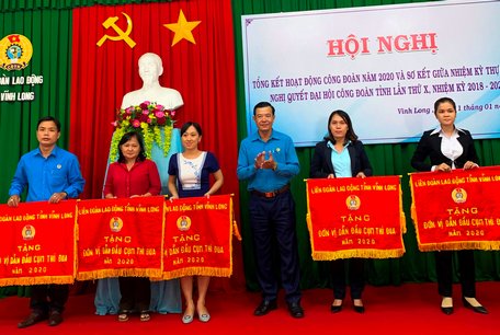 Ông Huỳnh Bá Long- Chủ tịch Liên đoàn Lao động tỉnh trao cờ thi đua Liên đoàn Lao động tỉnh cho đơn vị dẫn đầu cụm thi đua năm 2020