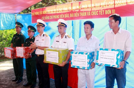Đại tá Nguyễn Hữu Thoan- Phó Chính ủy Bộ Tư lệnh Vùng 5 Hải quân, Trưởng đoàn công tác tặng quà tết cho các đơn vị đóng quân trên đảo Hòn Chuối.