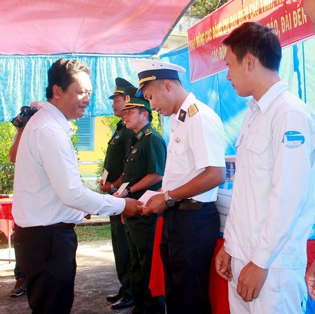 Đại diện đoàn Vĩnh Long, đồng chí Hồ Văn Minh- Tỉnh ủy viên, Bí thư Huyện ủy Long Hồ tặng quà cho các đơn vị trên đảo Hòn Chuối.