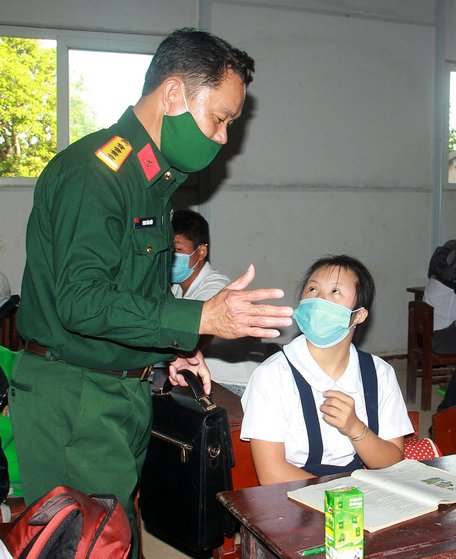 Đại tá Phan Văn Diên- Phó Chỉ huy trưởng Bộ Chỉ huy quân sự tỉnh Vĩnh Long đến thăm lớp học tình thương trên đảo Hòn Chuối.