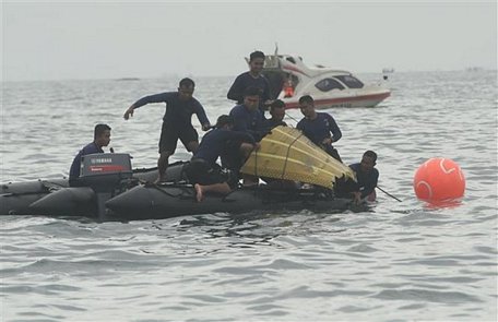 Lực lượng cứu hộ Indonesia trục vớt mảnh vỡ của máy bay gặp nạn thuộc Hãng hàng không Sriwijaya Air ở ngoài khơi Jakarta ngày 10/1/2021. (Ảnh: THX/TTXVN)