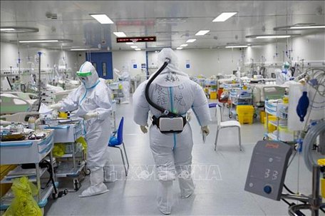 Nhân viên y tế làm việc tại bệnh viện điều trị cho các bệnh nhân nhiễm COVID-19 ở Vũ Hán, tỉnh Hồ Bắc, Trung Quốc, ngày 20/3/2020. Ảnh: THX/ TXVN