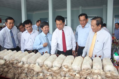 Chủ tịch UBND tỉnh- Lữ Quang Ngời tham quan Trung tâm Ứng dụng khoa học công nghệ Vĩnh Long.