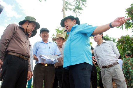 Ông Nguyễn Văn Liệt- Phó Chủ tịch UBND tỉnh, Phó ban thường trực Ban Chỉ huy Phòng chống thiên tai và Tìm kiếm cứu nạn tỉnh- dẫn đầu đoàn công tác đã đến khảo sát điểm sạt lở cồn Thanh Long.