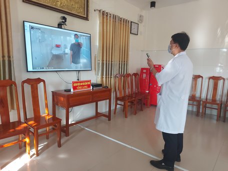 Giám đốc Bệnh viện Lao và Bệnh phổi tỉnh Nguyễn Thanh Truyền động viên BN 1440 yên tâm điều trị, tích cực vận động để tăng sức đề kháng cho cơ thể. Ảnh chụp vào sáng 12/1/2021.