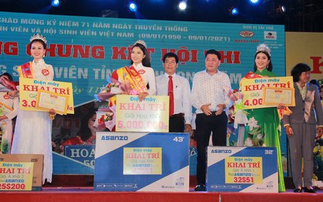 Top 3 người đẹp nhất trong hội thi. Hoa khôi Mỹ Trang (giữa), Thúy Diễm (phải), Cẩm Nhung (trái).