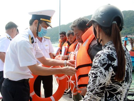Đại tá Nguyễn Hữu Thoan- Phó Chính ủy Bộ Tư lệnh Vùng 5 Hải quân, Trưởng đoàn công tác tặng quà cho ngư dân trên đảo Nam Du.