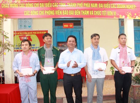 Đại diện đoàn Vĩnh Long, đồng chí Hồ Văn Minh- Tỉnh ủy viên, Bí thư Huyện ủy Long Hồ tặng quà tết cho các đơn vị trên đảo Nam Du và chính quyền địa phương.